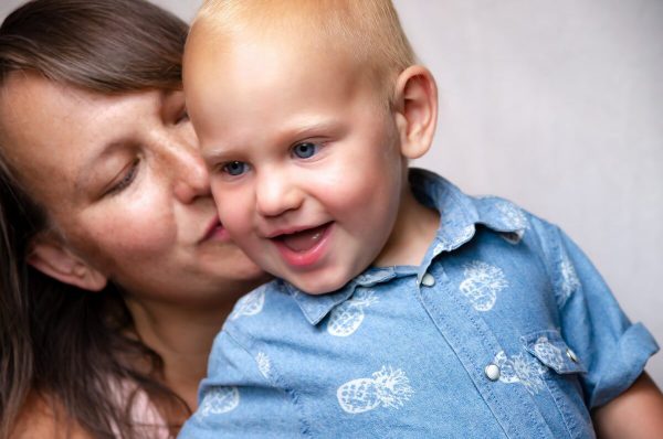 fotograf dziecięcy Łód mama przytula i całuje synka