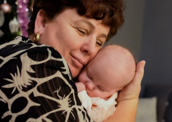 sesja zdjęciowa z babcią na dzień babci babcia przytula niemowlę 11