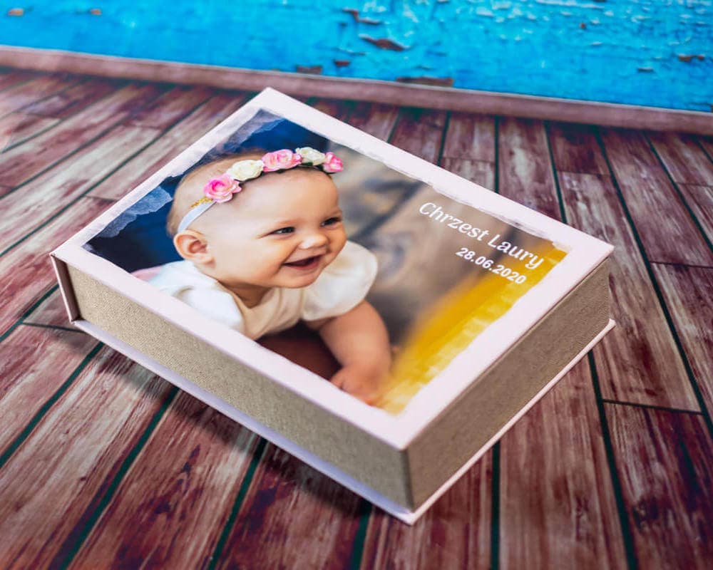 zdjęcia z chrztu łódź pamiątka chrztu świętego eleganckie pudełko na zdjęcia z dziewczynką