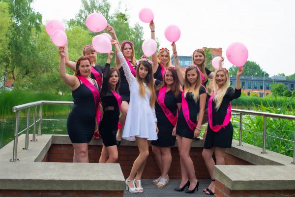 sesja wieczór panieński plener Łódź fotograf dziewczyny z różowymi balonami