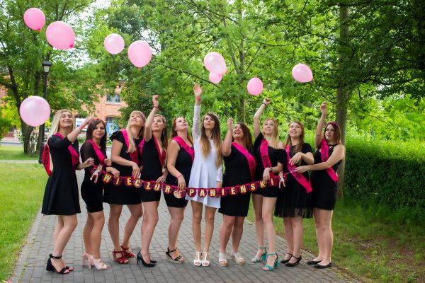 sesja wieczór panieński plener Łódź fotograf kobiety puszczają baloniki