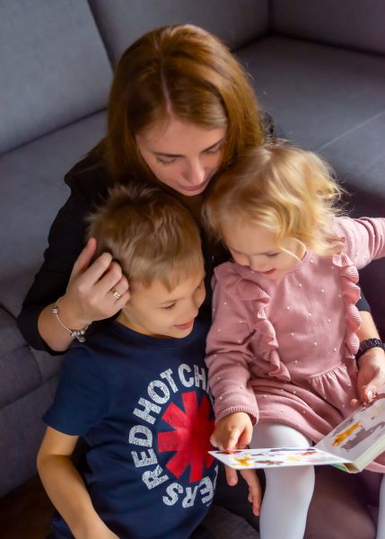 fotografa dziecięca rodzinna łódź mama z dziećmi czyta książkę