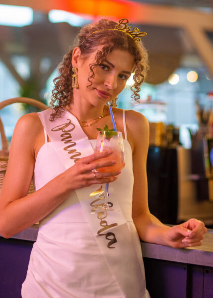 sesja wieczór panieński łódź fotograf klub panna młoda z drinkiem przy barze